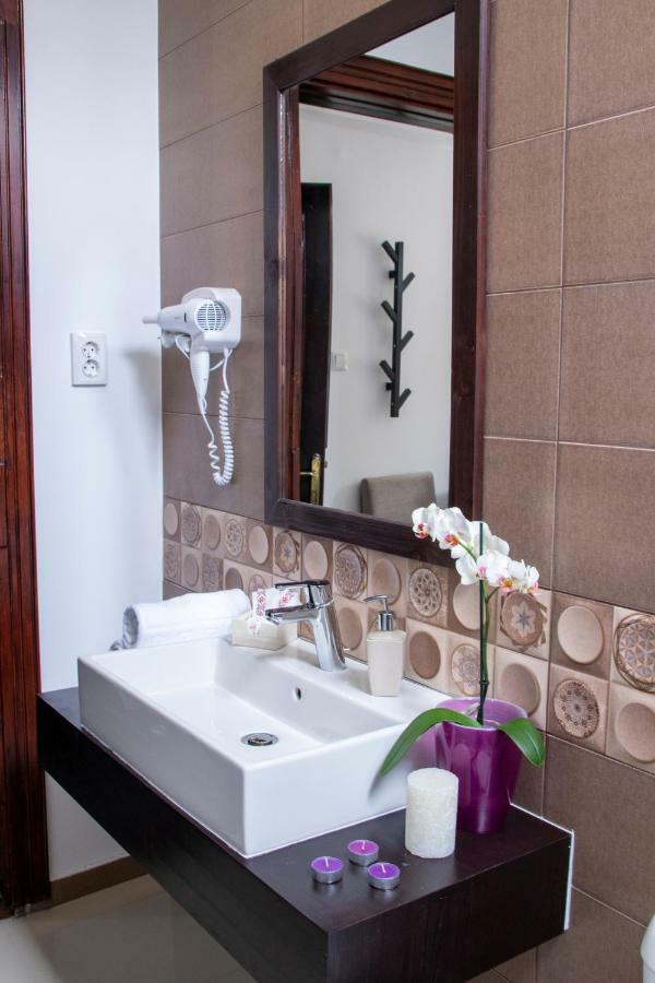 Hotel Floare De Colt Mînăstirea Humorului Extérieur photo